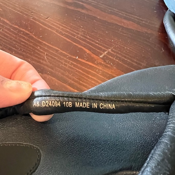 Coke Haan navy blue flip flops.​ - Picture 6 of 6